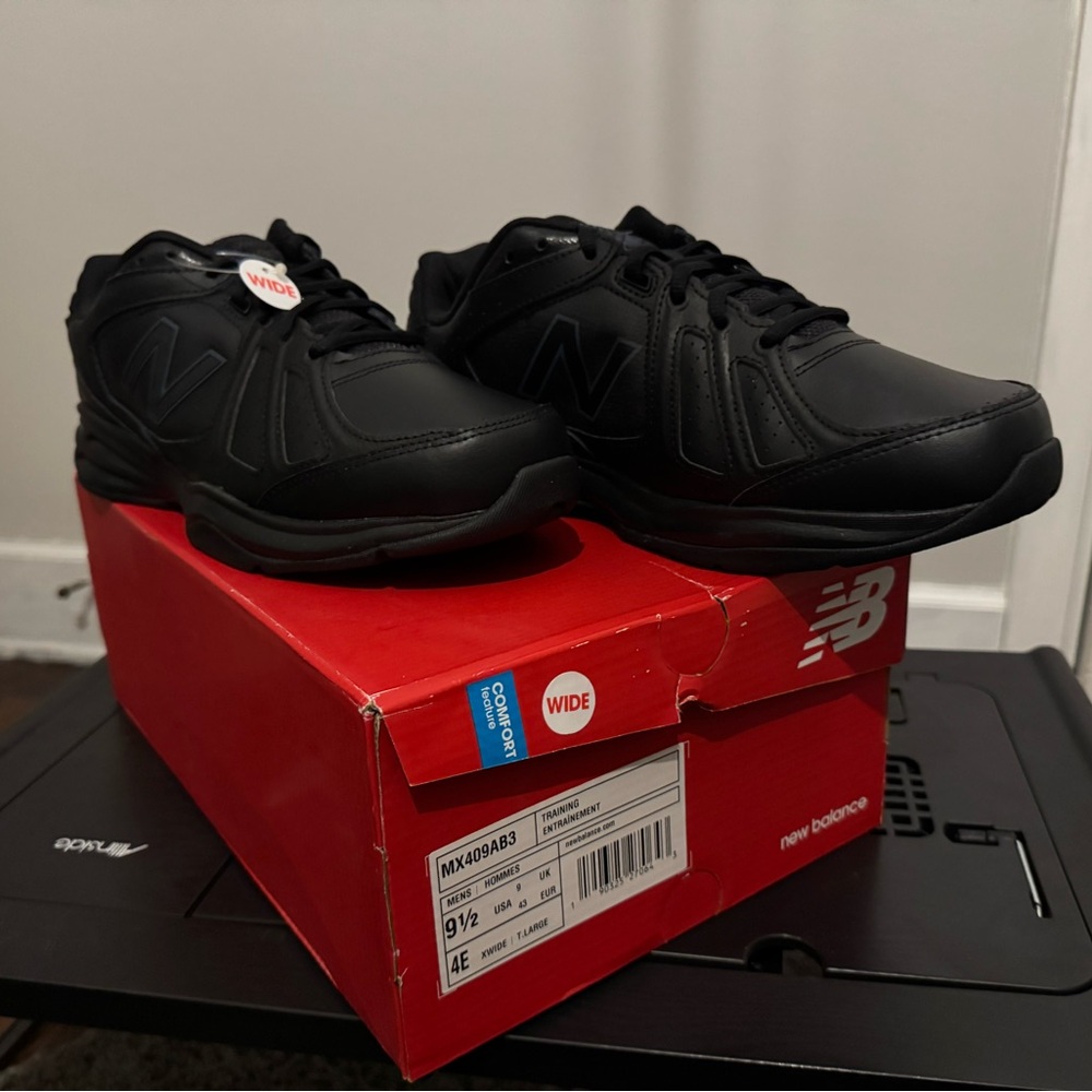 NWT Men’s New Balance Hommes Sneakers - Size 9.5, Extra Wide.